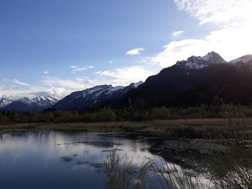 a view of a lake with mountains in the background at Ferienwohnung AlMa in Pflach