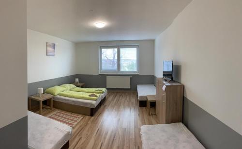 マラツキにあるHotel TATRAのベッド2台とテレビが備わる客室です。
