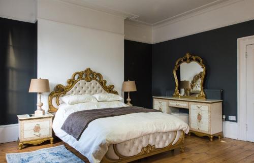 a bedroom with a large bed and a mirror at Dale Street Apartments Suite in Leamington Spa