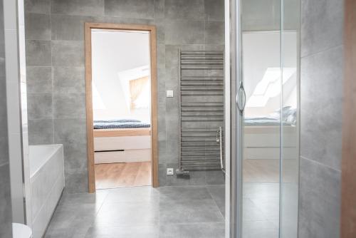 Łazienka z prysznicem i szklanymi drzwiami w obiekcie Apartment Sebiell w Vrchlabi