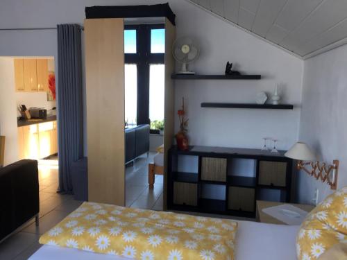 ein Wohnzimmer mit einem Bett und eine Küche in der Unterkunft Blindert in Mechernich