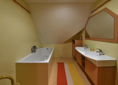 a bathroom with two sinks and a large mirror at Apartmán Bílé Labe in Špindlerův Mlýn