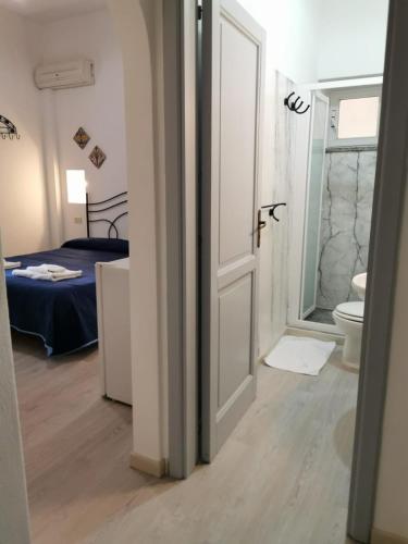 Bilik mandi di Lo Nardo Accommodation
