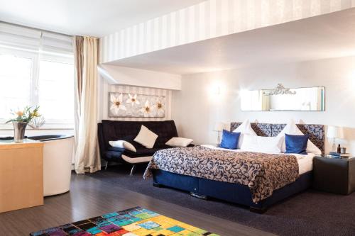 Säng eller sängar i ett rum på Hotel Service Apartments am Prinzenplatz - Superior
