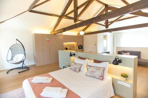 una camera con un grande letto di Clérigos Prime Suites by Porto City Hosts a Porto