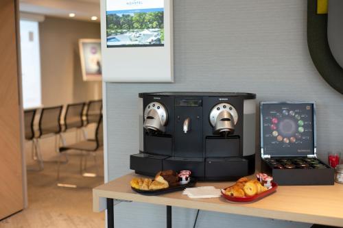 TV a/nebo společenská místnost v ubytování Novotel Clermont-Ferrand
