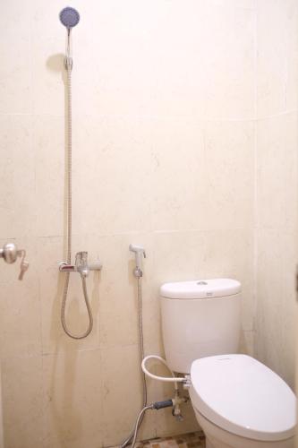 ein Badezimmer mit Toilette und Dusche in der Unterkunft Villa Dean in Batu