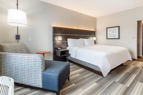 เตียงในห้องที่ Holiday Inn Express & Suites - Ottawa, an IHG Hotel