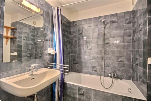 A bathroom at STUDIO AVEC ACCES PISCINE - SAINT JEAN D'AULPS STATION - 4 PERSONNES - COFI S31