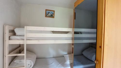 Двуетажно легло или двуетажни легла в стая в APPARTEMENT AVEC ACCES PISCINE ET WIFI - SAINT JEAN D'AULPS STATION - 4 PERSONNES -COFI S37