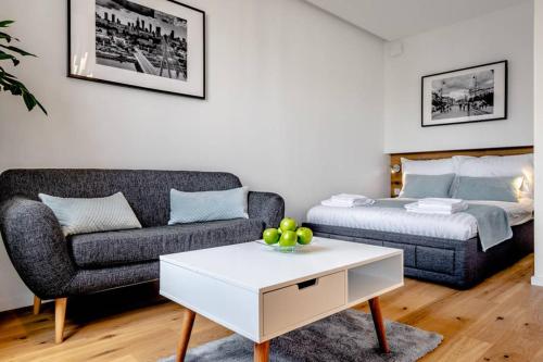 un soggiorno con divano e letto di Koszykowa Suite - apartament w centrum Warszawy! a Varsavia