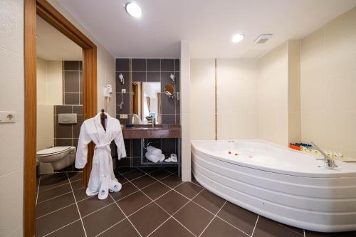 Koupelna v ubytování Ridos Thermal Hotel & Spa