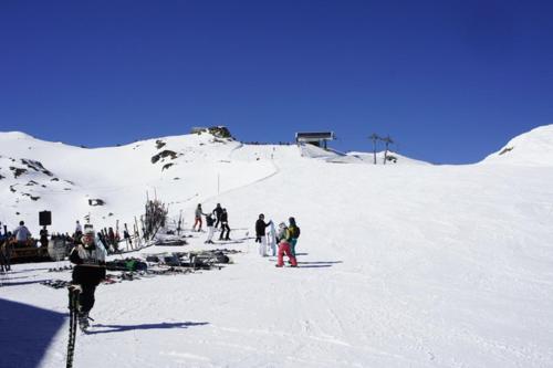a group of people skiing down a snow covered slope at Apart Söllbacherhof in Fügen