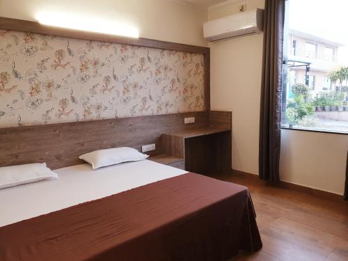 Ένα ή περισσότερα κρεβάτια σε δωμάτιο στο Shubhim Hotel & Resort MIDWAY TREAT MPT FRANCHISE