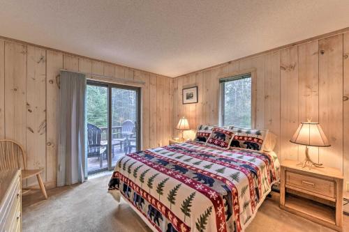 เตียงในห้องที่ Dover Home 7 Mi to Mount Snow Grand Summit Resort