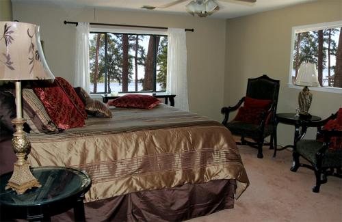 מיטה או מיטות בחדר ב-Frankston Home with Deck and Fishing on Lake Palestine!
