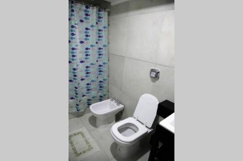 Luminoso departamento de dos ambientes externo في مار ديل بلاتا: حمام مع مرحاض ومغسلة
