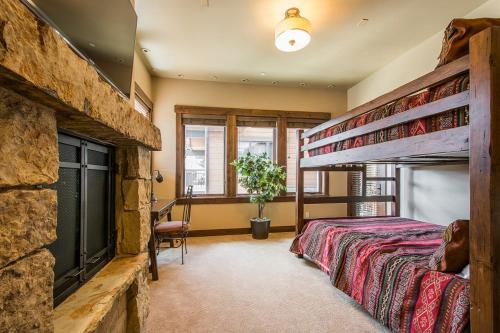 Katil dua tingkat atau katil-katil dua tingkat dalam bilik di Park City Townhouse with Luxurious Amenities!