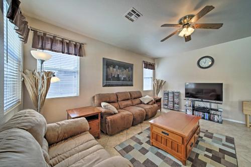 Home with Pool 2 Mi to Goodyear Ballpark!にあるテレビまたはエンターテインメントセンター
