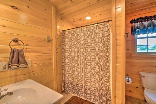 Ένα μπάνιο στο Rustic Benezette Cabin with Porch, Hot Tub and Fire Pit