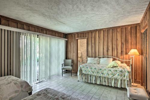 Cama o camas de una habitación en Clarks Hill Lake Area Home with Pool and Dock!