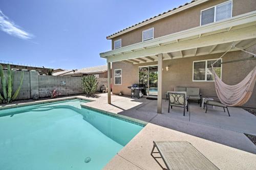 Home with Pool 2 Mi to Goodyear Ballpark!の敷地内または近くにあるプール