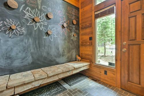Fotografie z fotogalerie ubytování Deck and Resort Amenities Expansive Truckee Cabin v destinaci Truckee