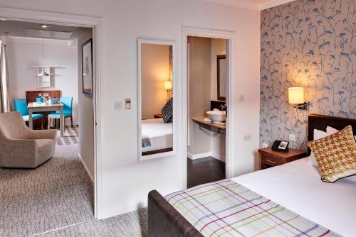 Staybridge Suites Liverpool, an IHG Hotel tesisinde bir odada yatak veya yataklar