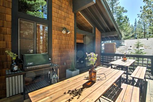 Fotografie z fotogalerie ubytování Deck and Resort Amenities Expansive Truckee Cabin v destinaci Truckee