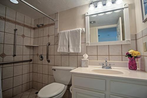 Ένα μπάνιο στο Sanibel Island Studio with Pool Access Walk to Beach