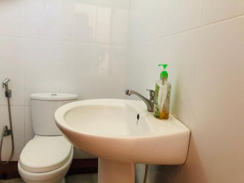 Ett badrum på New Dambulla City Hostel