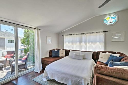 una camera da letto con un letto, un divano e una finestra di Beachy Lavallette Cottage with Outdoor Shower, Patio a Lavallette
