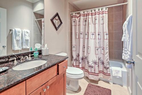 Vannituba majutusasutuses Oceanfront Galveston Condo Balcony and Pool Access!