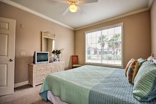 Voodi või voodid majutusasutuse Oceanfront Galveston Condo Balcony and Pool Access! toas