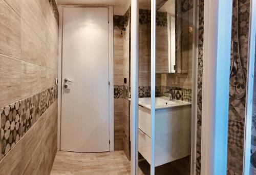 Heart of Rome Vatican Deluxe New Apartment 1GB WiFi في روما: حمام مع مرحاض ومغسلة