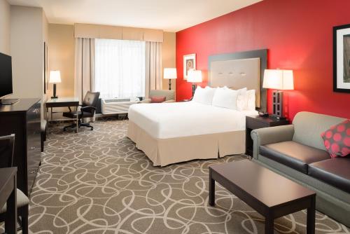 Posteľ alebo postele v izbe v ubytovaní Holiday Inn Express Redwood National Park, an IHG Hotel