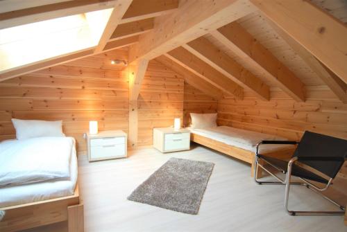 um quarto com 2 camas e uma secretária num sótão em Le cocon du Catogne proche Martigny Verbier - Netflix - em Les Valettes