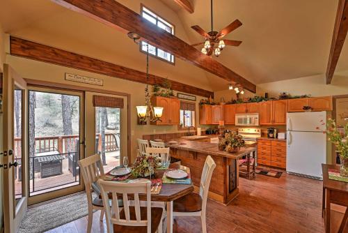 プレスコットにあるDeck and Forest Views Peaceful Prescott Cabinのテーブルと椅子と冷蔵庫のあるキッチン