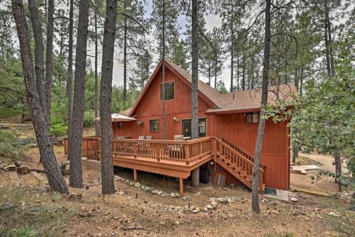 プレスコットにあるDeck and Forest Views Peaceful Prescott Cabinの大きな赤い家