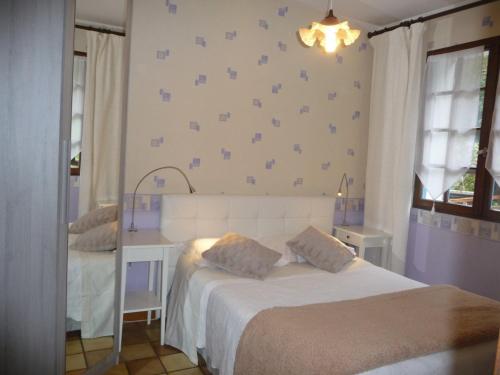 une chambre avec deux lits, une table et une fenêtre dans l'établissement la hulotte, à Plougastel-Daoulas