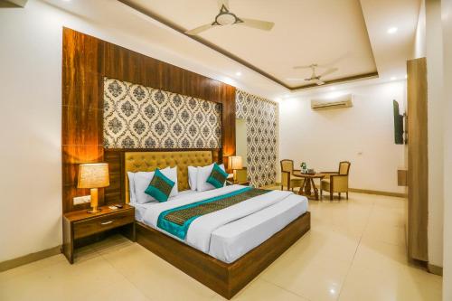 Кровать или кровати в номере Hotel Almati Inn at Delhi Airport