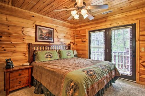 Postel nebo postele na pokoji v ubytování Expansive Gatlinburg Cabin Hot Tub, Deck and Grill!