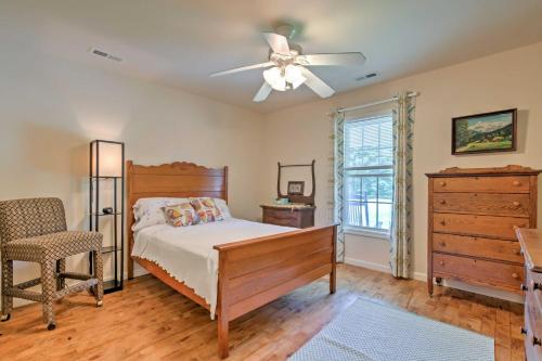 une chambre avec un lit et un ventilateur de plafond dans l'établissement JuJus Place Warsaw House with Deck and Tree Swings!, à Warsaw