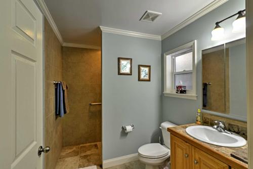 une salle de bain avec un lavabo, des toilettes et un miroir dans l'établissement Crystal River Cottage on 1 Acre with Deck and Porch!, à Yankeetown