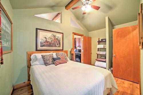 Postelja oz. postelje v sobi nastanitve Cozy Branson Cabin Near Table Rock Lake!