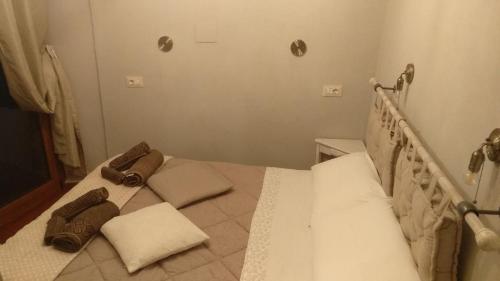 a hospital bed with towels on it in a room at Casa Quaratica in Riccò del Golfo di Spezia