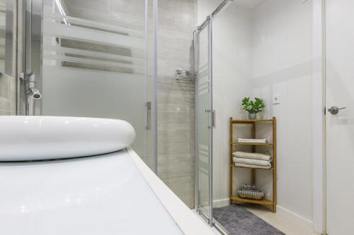 een badkamer met een douche, een wastafel en een toilet bij A&C Torre del mar -Málaga 2 Room in Torre del Mar