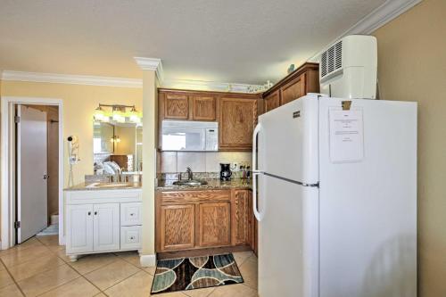 Dapur atau dapur kecil di Daytona Beach Studio with Oceanfront Balcony and Pool!