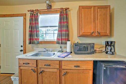 Kuhinja oz. manjša kuhinja v nastanitvi Cozy Branson Cabin Near Table Rock Lake!