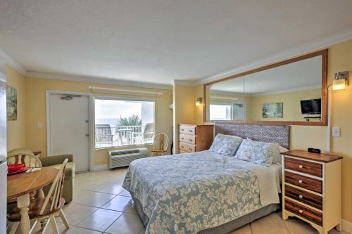 Postel nebo postele na pokoji v ubytování Daytona Beach Studio with Oceanfront Balcony and Pool!